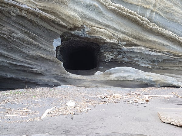 入江にある洞窟